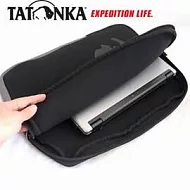 【德國TATONKA】防衝撞筆電袋_消光黑限量版 Laptop Cover《2179》040黑
