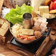 《黑貓探險隊 跨店任選專區》【成家小館】酸菜白肉鍋(1400g)(恕不指定到貨日)