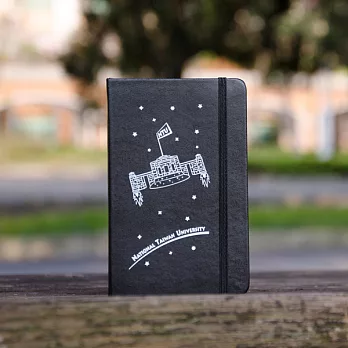 【臺大出版中心 NTU PRESS x MOLESKINE】校門Rocket筆記本。硬殼口袋型。黑