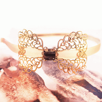 【PinkyPinky Boutique】超美鏤空羽毛金色蝴蝶結髮箍(米黃色)