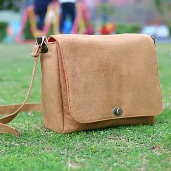 Chez 。郵差背背 肉桂駝