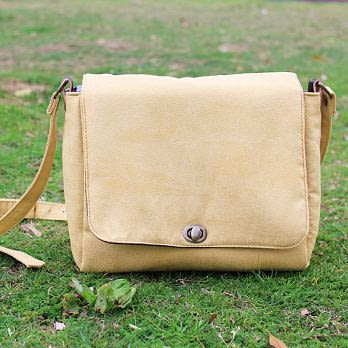 Chez。郵差背背 暖鵝黃