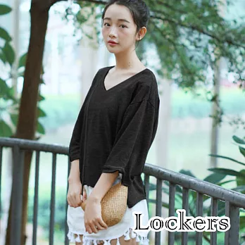 【Lockers 木櫃】雙Ｖ領寬鬆純色舒適開叉棉七分袖T恤/上衣(黑色)