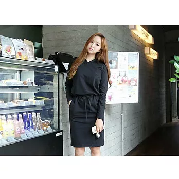 【Lockers 木櫃】純色口袋款收腰綁帶連帽長袖連衣裙(黑色)