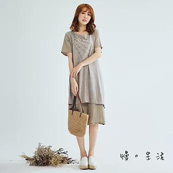 【慢。生活】簡約層次刺繡棉麻連身裙(2色)-F　FREE灰