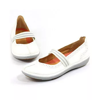 CLARKS_克拉克 (女款) 輕量柔軟透氣平底休閒鞋5白色