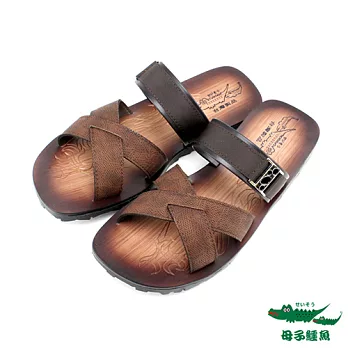 母子鱷魚(男)城市雅趣 交叉皮帶扣大底圖騰拖鞋 - 雅咖39雅咖