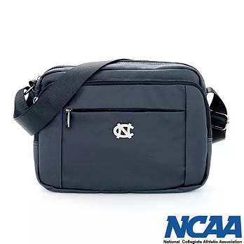 NCAA - 側背包 北卡金屬標誌 時尚機能 素面帆布隨身側背包 - 黑黑