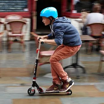 瑞士 Micro Monster Bullet 飆速甩尾滑板車