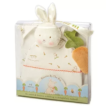 美國Bunnies By The Bay海灣兔，白小兔蘿蔔衣帽搖鈴四件組，Sweet Bunny Gift Set-Cream