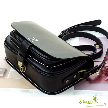 【手感的秀】真皮植鞣革英式莊園古銅釦斜背包(時髦黑)