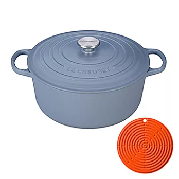 LE CREUSET－圓形鑄鐵鍋（礦石藍．直徑18cm）+ 耐熱矽膠隔熱墊（火焰橘）