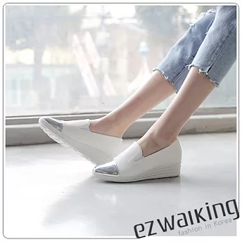 ezwalking{韓國女鞋}金屬風亮頭5cm楔型便鞋-3色黑、白、粉
