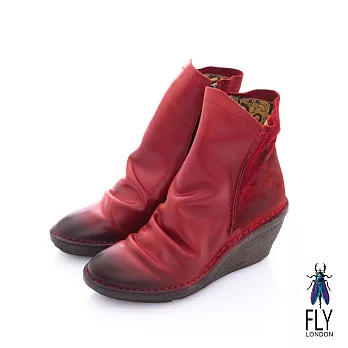 Fly London(女) 極簡個性 前後雙料牛皮皺摺中筒楔型短靴 - 萬心紅36萬心紅
