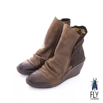 Fly London(女) 極簡個性 前後雙料牛皮皺摺中筒楔型短靴 - 雙色咖36橄欖
