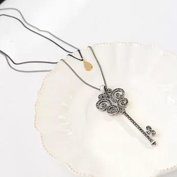 Enya仿舊花紋鑰匙長鍊銀色