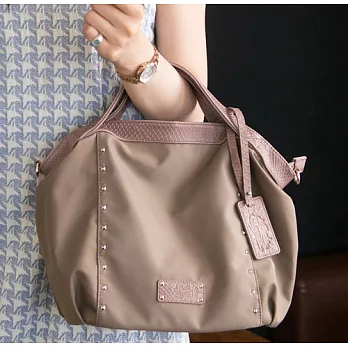 【La Poche Secrete 天然皮革】輕盈時尚,牛皮MIX尼龍吊牌包(鉚釘款) -拿鐵咖