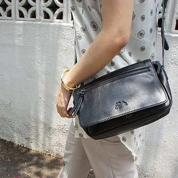 【La Poche Secrete 天然皮革】慵懶午後,輕盈斜背小肩包 -墨黑