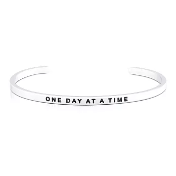 MANTRABAND 美國悄悄話手環 One day at a time 慢慢來 銀色
