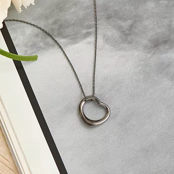 Sandra珊卓拉-經典心型縷空鎖骨鍊黑金