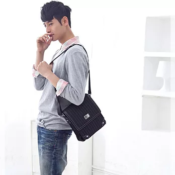 【金安德森】極酷復古男 時尚掀蓋斜側隨身包-黑色KA-81205-1