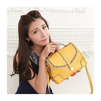 PLAYBOY 皮紋滾邊蓋扣小肩包(黃色)