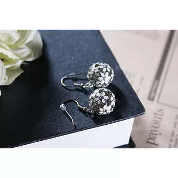 【UH】MISIS - 幸福花球造型耳環(二色可選) - 白色