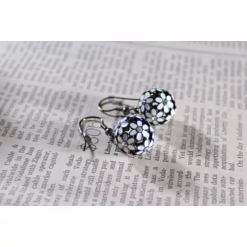 【UH】MISIS - 幸福花球造型耳環(二色可選) –黑色