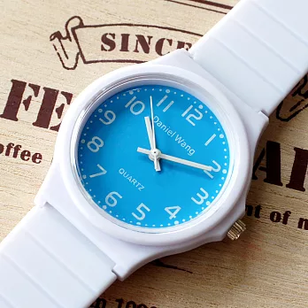 Daniel Wang 4118 運動風格 白色框數字矽膠手錶-藍底白字