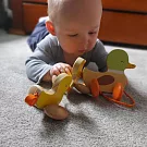 【德國 classic world 客來喜經典木玩】手拉搖擺小鴨鴨《10513》