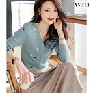 【AMIEE】法式小刺繡針織V領長袖毛衣T恤針織衫上衣女上衣(KDTQ─7577) M 藍色