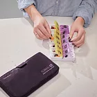 《TRAVELON》一周藥品收納盒+便攜袋(黑莓紫) | 藥盒 分裝盒 分藥盒