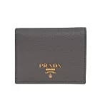 PRADA 浮雕Logo 荔枝皮革內拼色二折零錢袋短夾 (陶灰/藕粉色)