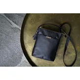 成熟女性美麗時髦穿搭服飾造型時尚單品：肩背包