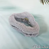 【卡樂熊】暖暖毛絨三角框造型抓夾(五色)- 灰藍色