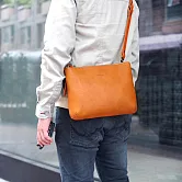 LESS DESIGN ｜日系個性經典款，率性側背手拿牛皮兩用包 駝色