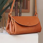 CHAM |日本時尚 唯美手工多夾層摺邊牛皮斜背包 駝色