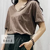 【e.life 質感衣著】街裡的布坊｜胸前小口袋素面上衣 11003119F淺咖