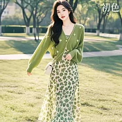 【初色】輕奢純色單排扣V領長袖開衫針織衫上衣女上衣+碎花吊帶裙連身洋裝-綠衣花裙-11714(F可選) F 綠衣花裙