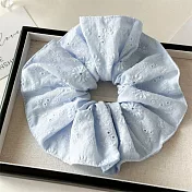 【JENG】法式高級感單寧藍鏤空花朵刺繡大號大腸髮圈(62035) _淺藍x花朵