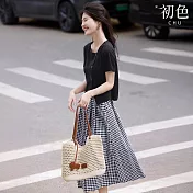 【初色】純色圓領短袖單排釦T恤上衣女上衣+鬆緊腰格紋A字半身裙套裝-黑色-12744(M-2XL可選) M 黑色