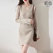 【初色】氣質風純色V領喇叭長袖修身打底針織裙中長連衣裙連身洋裝-共5色-15560(F可選) F 杏色