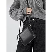 O-ni O-ni全新品精選優質真皮牛皮橫款方形輕薄精緻作工時尚大牌同款手機小物多用途超優質感腋下包(品質保證)(bag-6150) 黑色