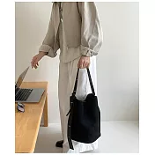 O-ni O-ni全新品精選優質皮革麂皮大容量簡約時尚大包包時尚經久耐用水桶包(品質保證)(bag-6164) 黑色