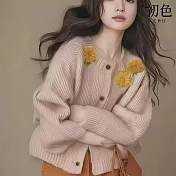 【初色】韓系混色圓領長袖排釦花朵裝飾寬鬆毛衣上衣女上衣-藕粉色-16979(F可選) F 藕粉色