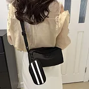 【HandStyle】側背包 時尚條紋百搭輕巧運動休閒斜背包(38070) _黑色