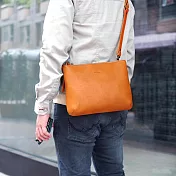 LESS DESIGN |日系個性經典款，率性側背手拿牛皮兩用包 駝色