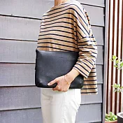 LESS DESIGN |日系個性經典款，率性側背手拿牛皮兩用包 黑色