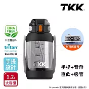 【TKK】美國進口Tritan 獵鷹 手提+背帶 直飲大容量 運動水壺1200ML(附背帶) 鑽石黑