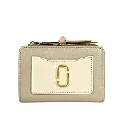 MARC JACOBS The Utility Snapshot 撞色防刮皮革暗釦二折短夾 (卡其色)